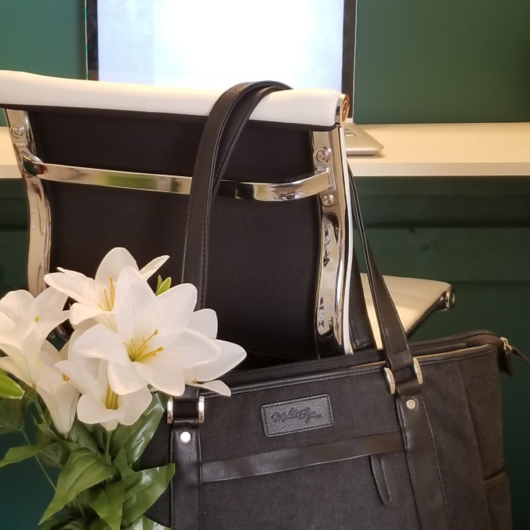 Mobile-edge-metro-tote